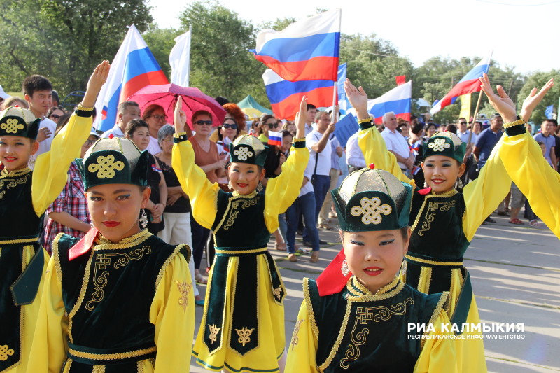 Празднование Дня государственного флага РФ в Калмыкии